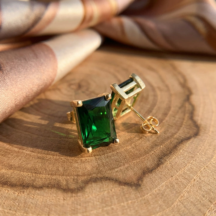 Lab Emerald Stud